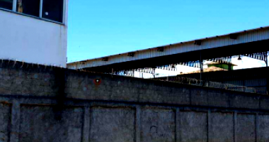 Terreno amplo de 5.250m² com cobertura e guarita, fechado
