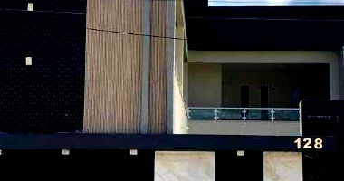 Casa padrão com 3 quartos, 5 banheiros, 1 vaga, desocupada