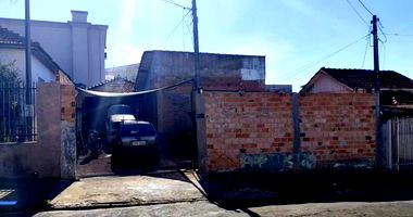 Terreno Urbano com Casa Inacabada em Santo Antônio da Platina