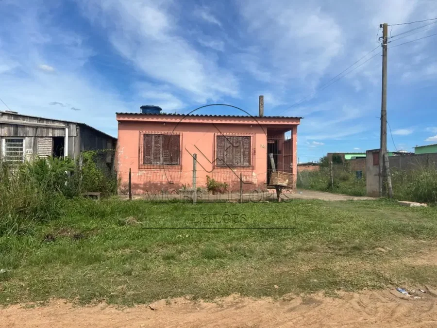 Casa com 3 quartos, 1 banheiro, sala e cozinha em terreno de 300m²