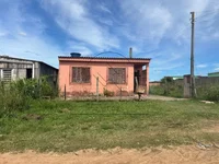 Casa com 3 quartos, 1 banheiro, sala e cozinha em terreno de 300m²