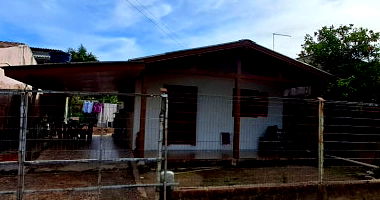 Casa 42m² com Terreno 299,78m² - Centro - Desocupada