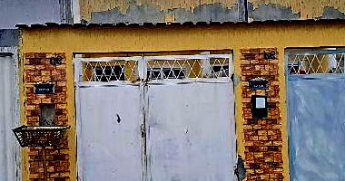 Casa com 1 quarto, varanda, área serv., WC, sala, cozinha e 1 vaga
