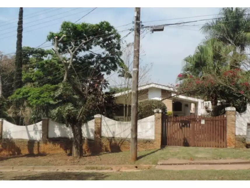 Casa com 176,88m² construídos em terreno de 701,25m² - Ocupado
