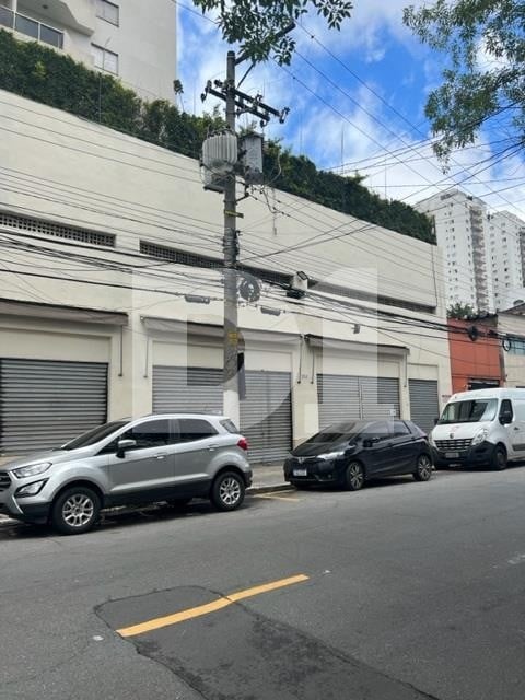 Loja comercial desocupada com 575 m² e estrutura pronta