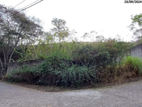 Terreno com obra iniciada em declive