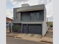 Casa com 1 vaga de garagem, 132m² de terreno, ocupada