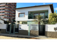 Sobrado amplo com piscina e terreno de 720m², 30 anos