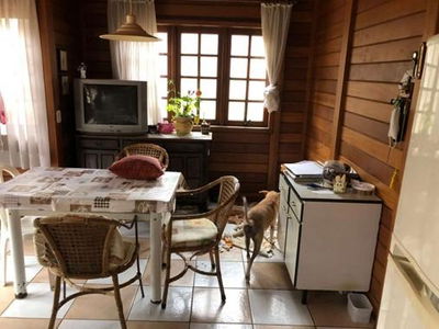 Terreno com Casa de Madeira e Piscina em Curitiba - PR