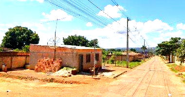 Casa com 2 quartos, 2 banheiros, varanda e 1 vaga de garagem