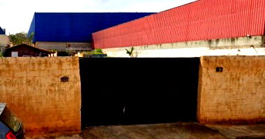 Terreno amplo 1896m² com casa pré-fabricada em madeira