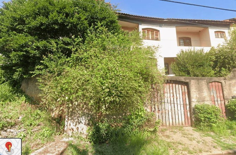 Casa com 3 pavimentos, 295,46m² construídos, 424m² terreno, 3 quartos, 2 banheiros, vaga para 2 carros, ocupada.