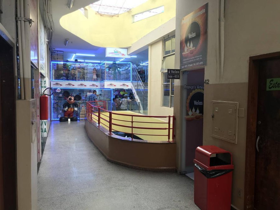 Loja comercial desocupada com 57m² e 1 banheiro