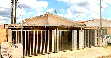 Casa aconchegante com 3 quartos, 2 banheiros e garagem para 5 carros - Ocupada