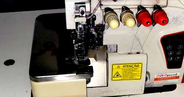 Máquina de Costura Overlock em Bom Estado com Mesa e Motor