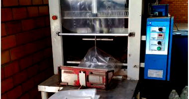 Máquina enfardadeira e mesa seladora industrial eficiente