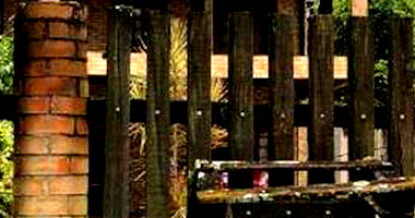 Casa padrão com 6 quartos e 3 banheiros, ocupada, ampla área construída