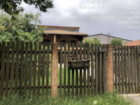Casa padrão com 6 quartos e 3 banheiros, ocupada, ampla área construída