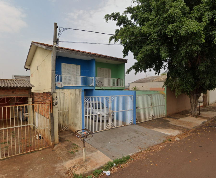 Imóvel com 4 residências na Rua Mariano Ravali, Londrina