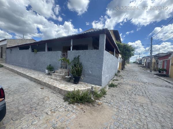 Casa com 2 quartos, 2 banheiros e 1 vaga de garagem