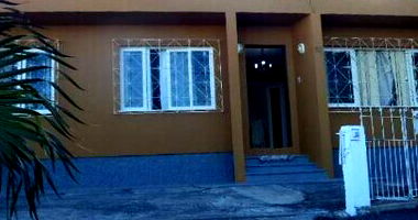 Casa padrão com 1 quarto, 2 banheiros, 1 vaga, ocupada