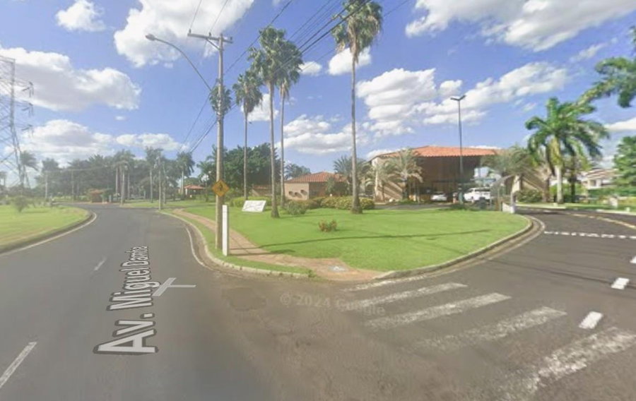 Casa com 485m², 372m² construídos, 4 quartos, 3 banheiros, ocupada