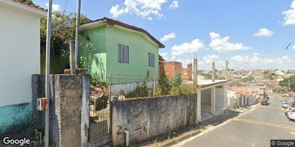 Casa com 2 quartos e quintal no Centro