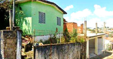 Casa com 2 quartos e quintal no Centro