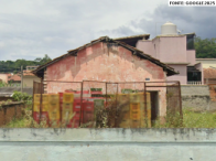 Casa com terreno 450m², pequena construção em péssimo estado