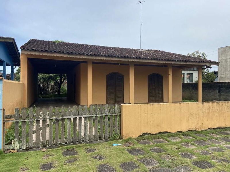 Casa em alvenaria com 390m² de terreno em Itapoá/SC