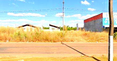 Terreno espaçoso com 276m², 2 quartos e 1 vaga de garagem