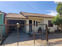 Casa com 2 quartos, 1 banheiro e garagem em terreno de 300m²