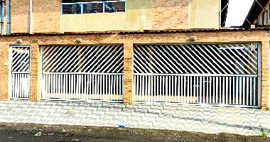 Casa com 2 Quartos e Garagem em Condomínio