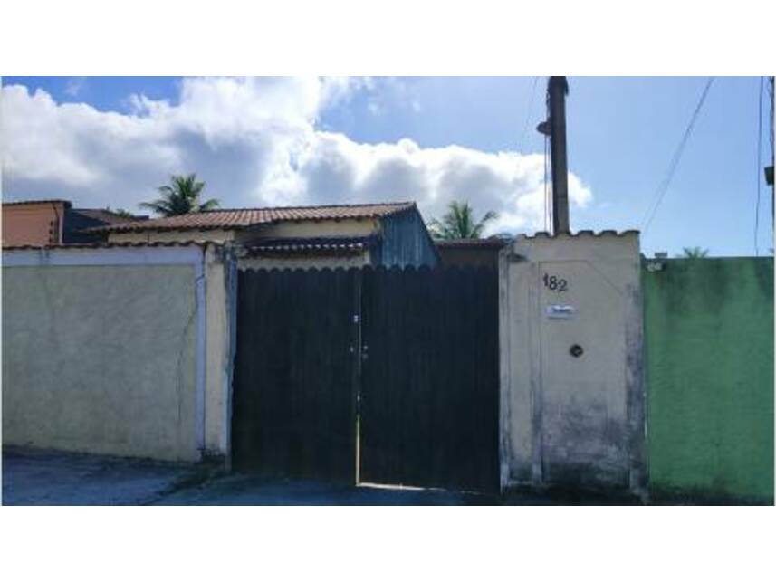 Casa padrão com varanda, 3 quartos, 2 banheiros, 1 vaga, 99m² construída, ocupada