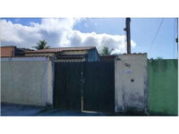 Casa padrão com varanda, 3 quartos, 2 banheiros, 1 vaga, 99m² construída, ocupada