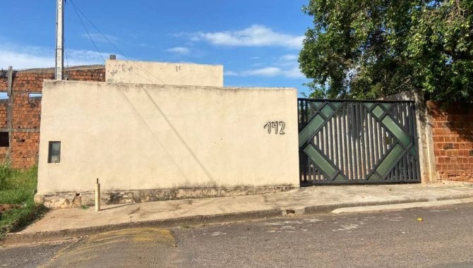 Casa com 2 quartos, 1 banheiro e 1 vaga de garagem, ocupada