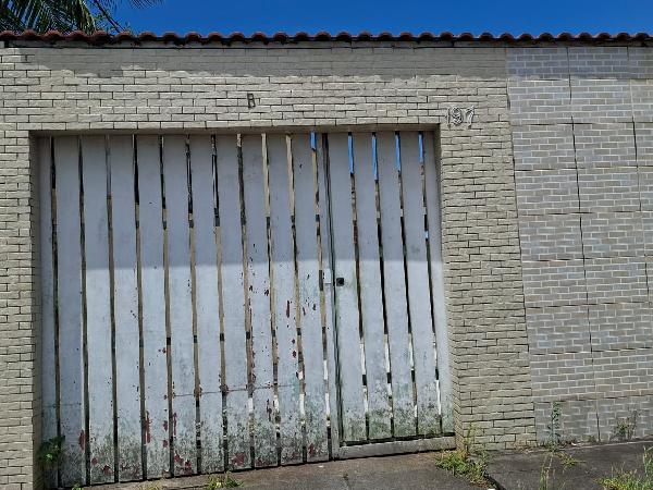 Casa com 2 quartos, 1 banheiro, sala, cozinha e 1 vaga