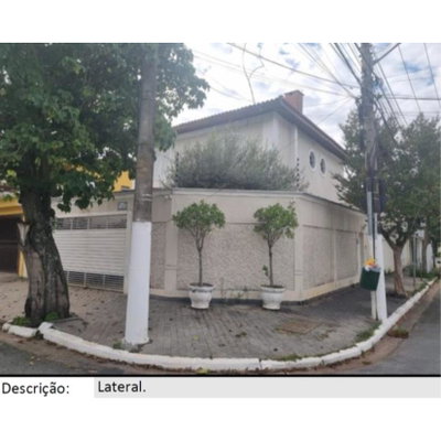 Casa ocupada com 175m² de área construída