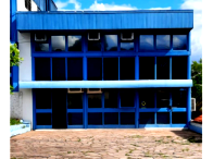 Prédio comercial com 2 banheiros, área construída 613m², desocupado