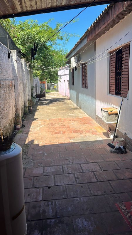 Casa com 63,86m², 7 peças, terreno de 116,64m², desocupada