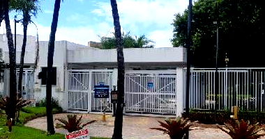Casa com 1 vaga, varanda, área construída 70m², terreno 135m²