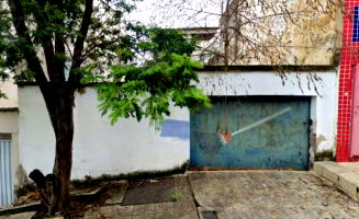 Terreno com edificação desocupada em péssimo estado, 201,6m²