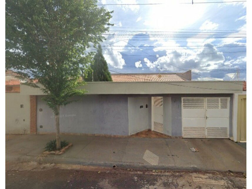 Casa com 3 quartos, 2 banheiros, 1 vaga, 130m² construída, ocupada