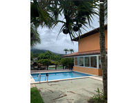 Sobrado de alto padrão com 3 suítes, piscina e vista para o mar