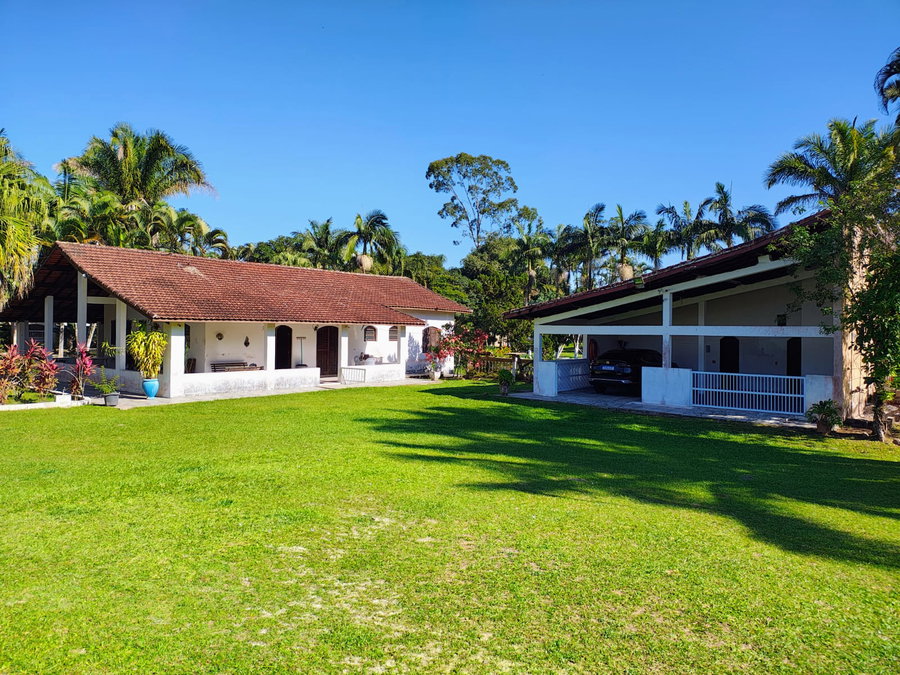 Casa com 10.350 m², 4 quartos, 3 banheiros, desocupada