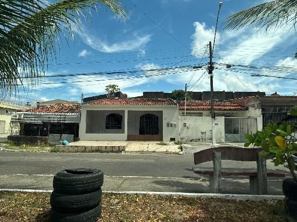 Casa com 3 quartos, 2 banheiros, 150m² construída, desocupada