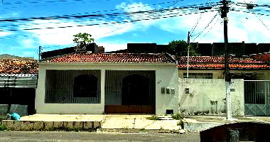 Casa com 3 quartos, 2 banheiros, 150m² construída, desocupada