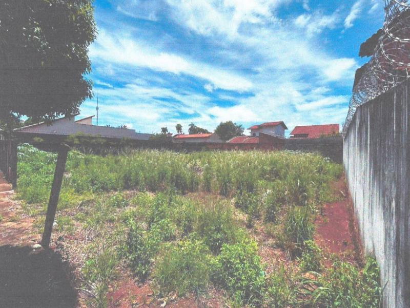 Casa 490m² Desocupada em Ituiutaba - MG