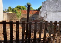 Terreno urbano com casa de taboas, 240m²