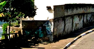 Terreno com Construção Inacabada em São Vicente - 796 m²